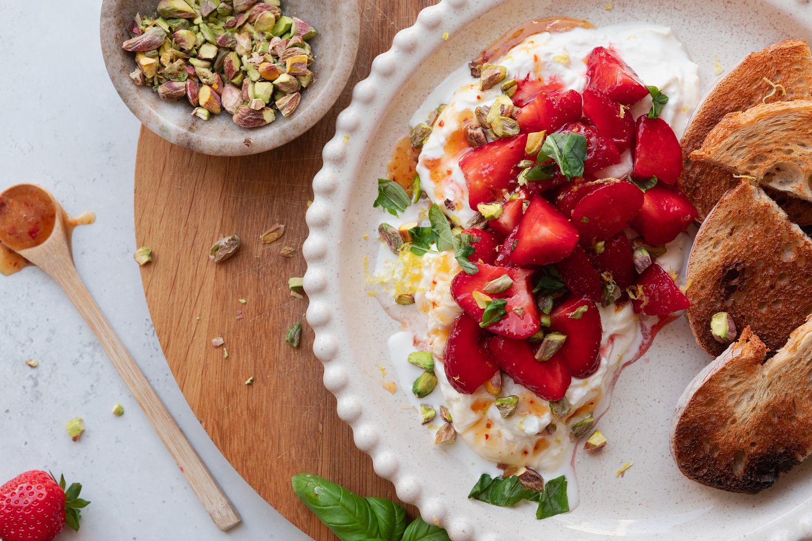 Burrata med jordbær og hot honey